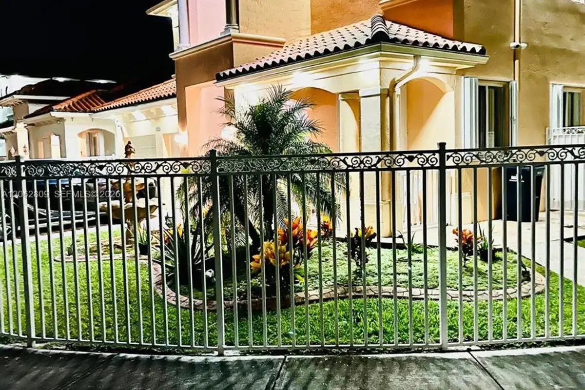 House in Miami: photo 1 of 38