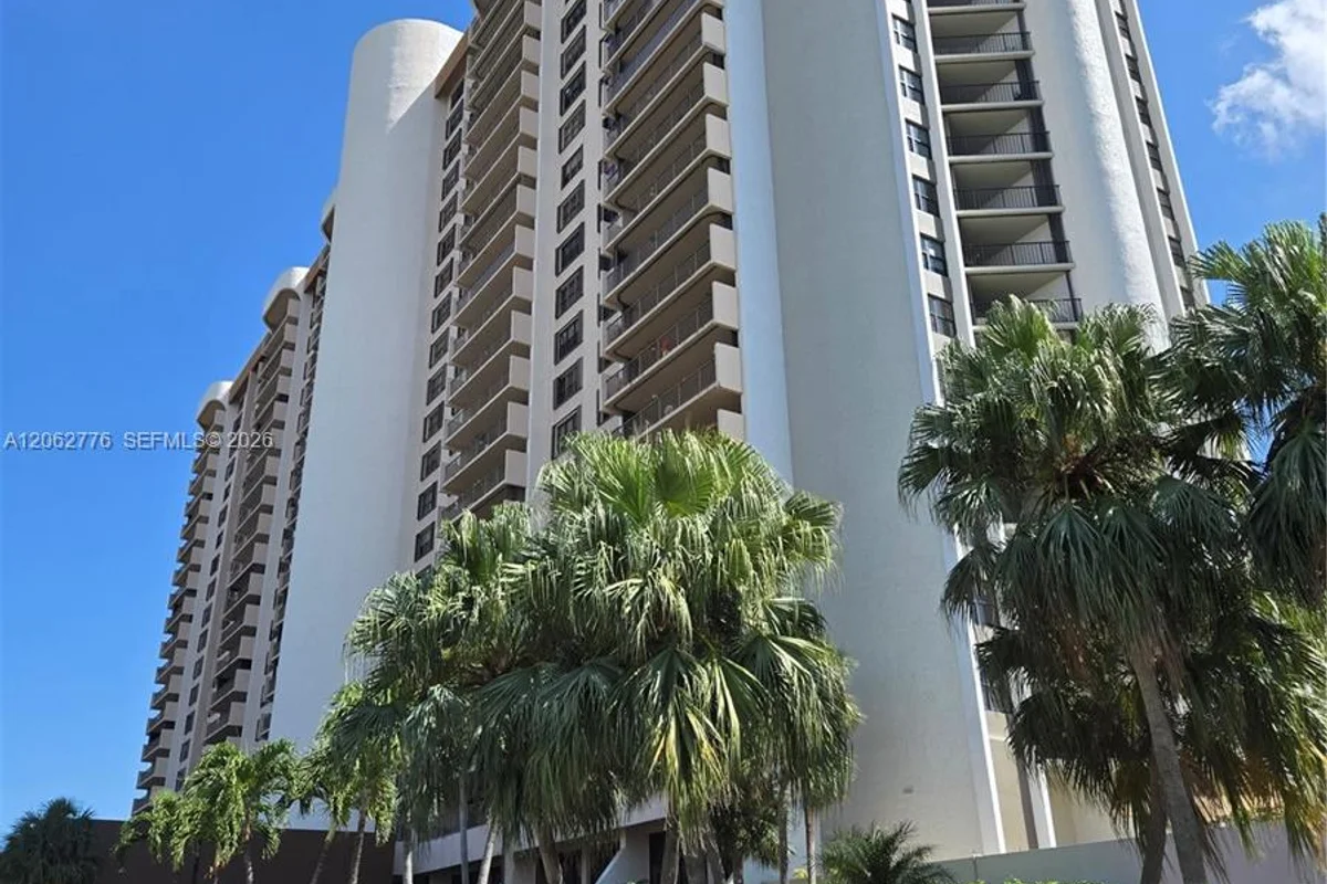1800 NE 114th St #911, Miami: photo 1 of 9