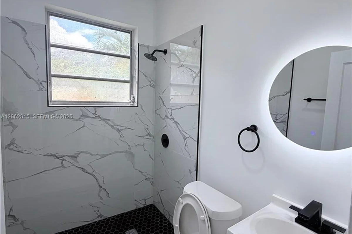 1560 SW 5th St #7, Miami: photo 1 of 5