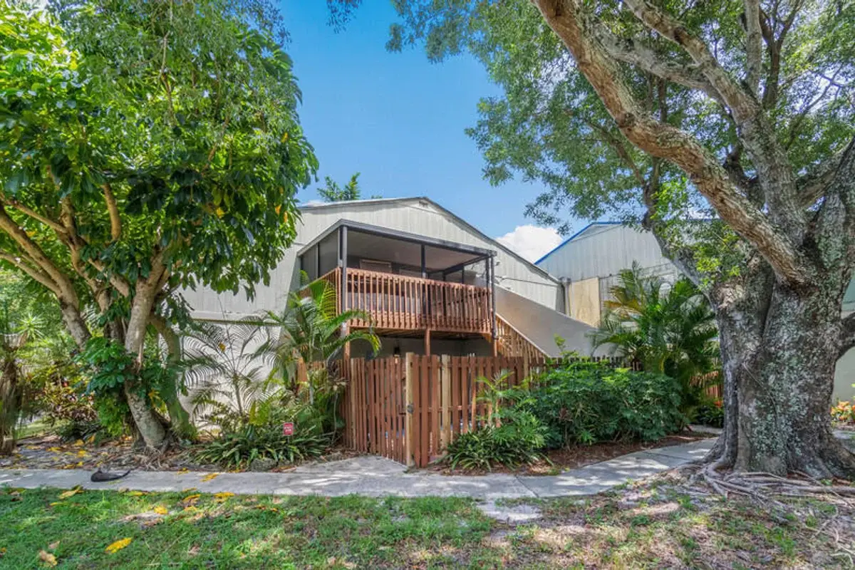 2 Crossings Cir #E, Boynton Beach: photo 1 of 8
