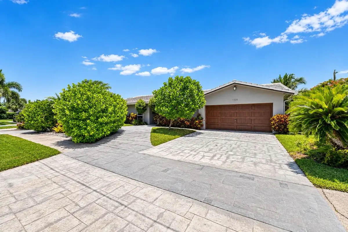 1226 SE 14th St, Deerfield Beach: photo 1 of 31