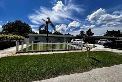 19302 NW 47th Pl, Miami Gardens: photo 1 of 25