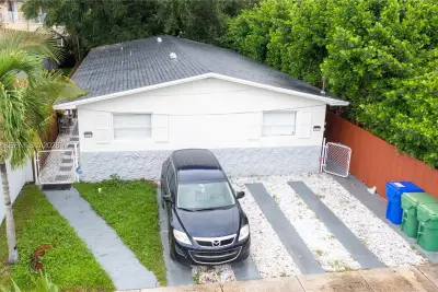1831 NW 41st St, Miami: photo 1 of 9