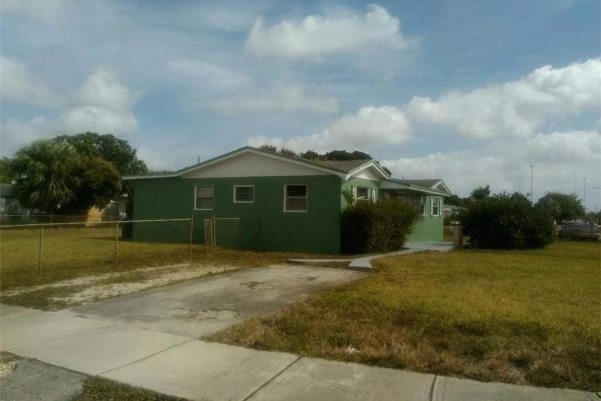 2951 NW 208th Ter, Miami Gardens: photo 1 of 4