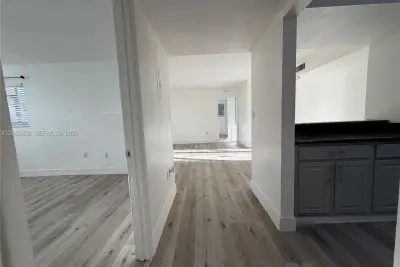20681 NE 4th Pl #101, Miami: photo 1 of 17