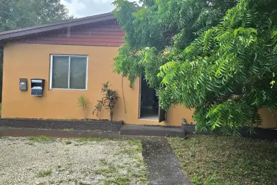 305 SW 14th St #1, Dania Beach: photo 1 of 12