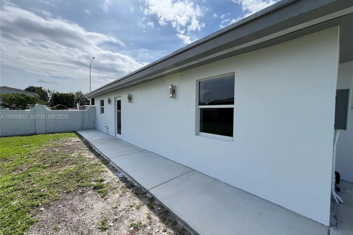 705 E 20th St, Hialeah: photo 1 of 11