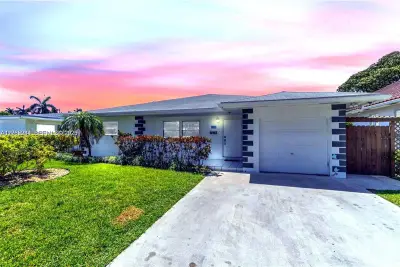 806 NE 4th St, Hallandale Beach: photo 1 of 33