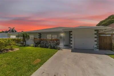 806 NE 4th St, Hallandale Beach: photo 1 of 33