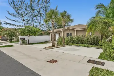 1015 NW 8th Ave #B, Fort Lauderdale: photo 1 of 32