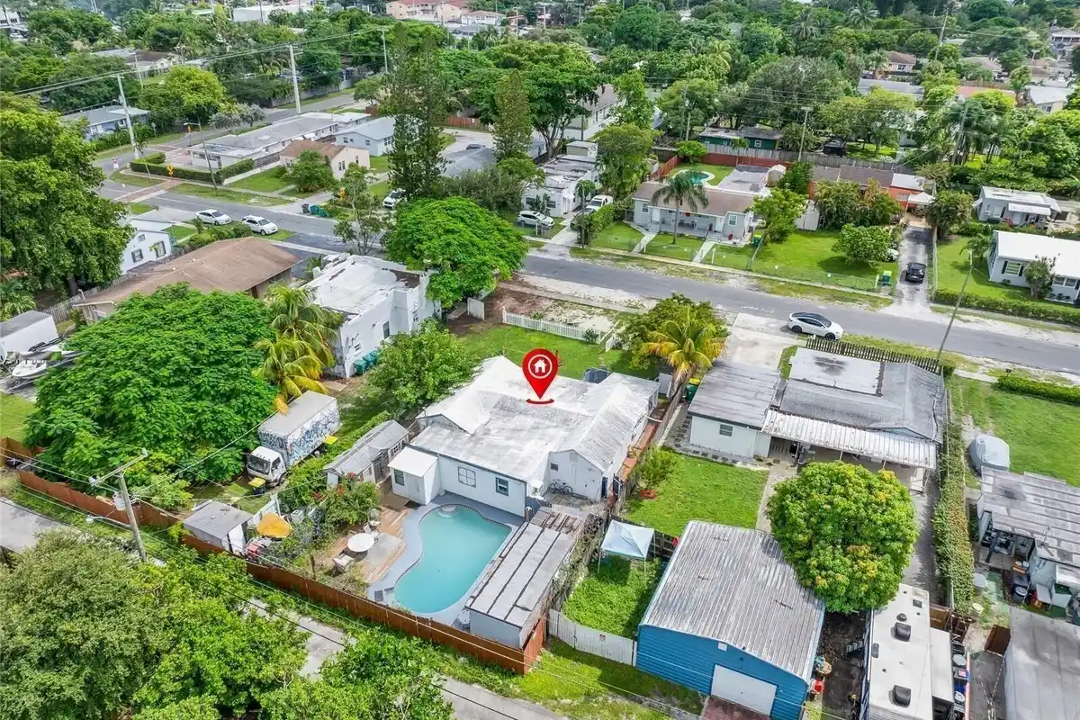 230 SW 14th St, Dania Beach: photo 1 of 18