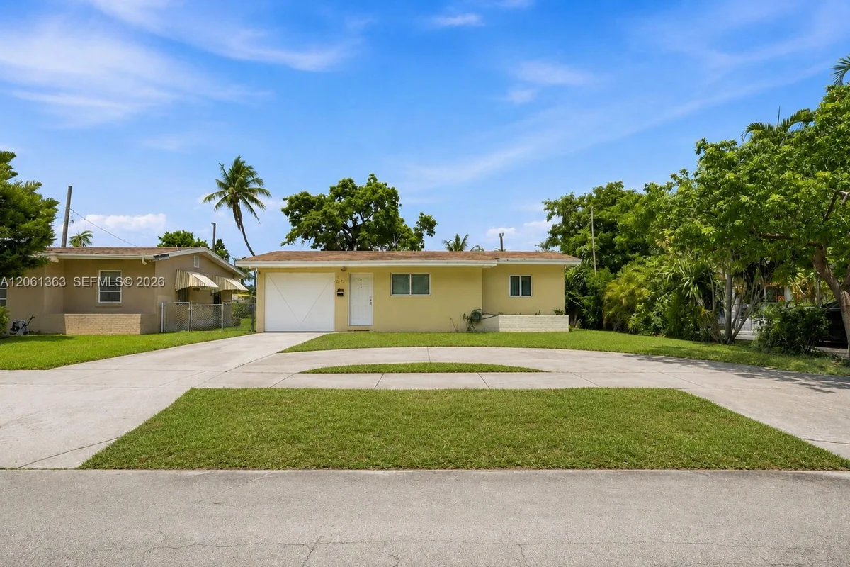 2439 Mayo St, Hollywood: photo 1 of 28