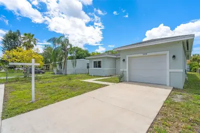 1330 NW 11th St, Fort Lauderdale: photo 1 of 44