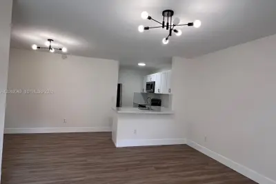 2685 W 66th St #12-20, Hialeah: photo 1 of 32