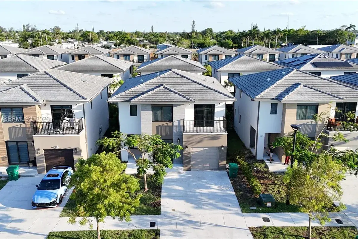 1163 NW 2nd St, Florida City: photo 1 of 23