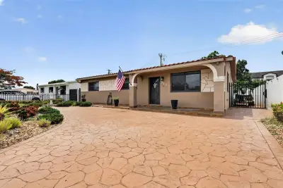910 W 37th St, Hialeah: photo 1 of 52