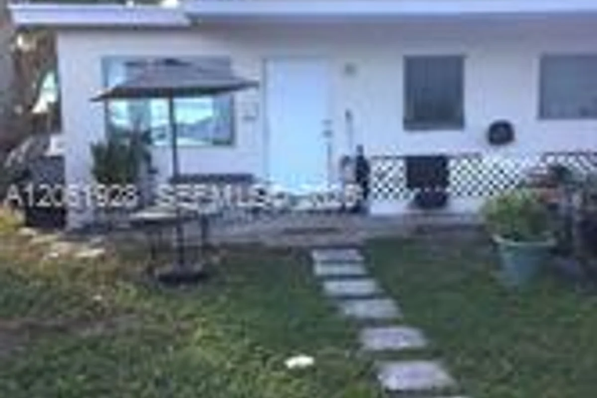 3477 NE 13th Ave #B, Oakland Park: photo 1 of 4