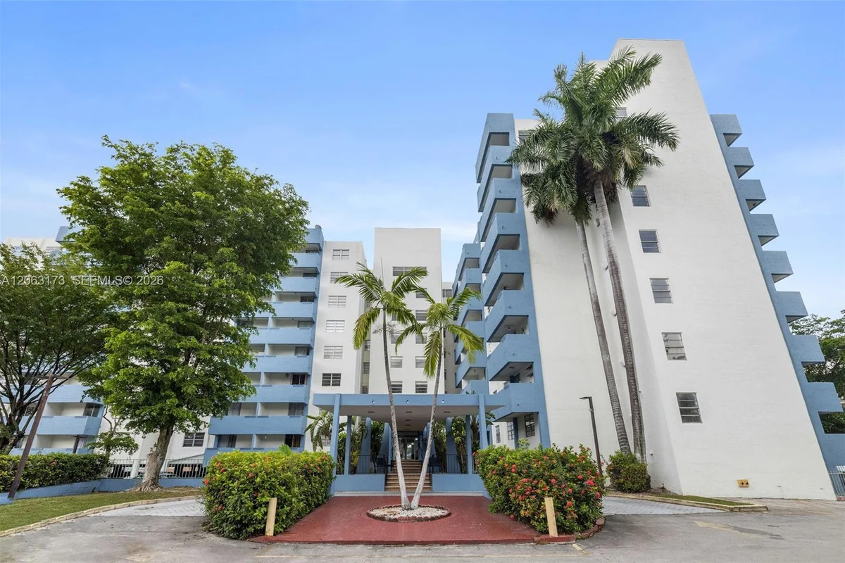 5050 NW 7th St #211, Miami: photo 1 of 13