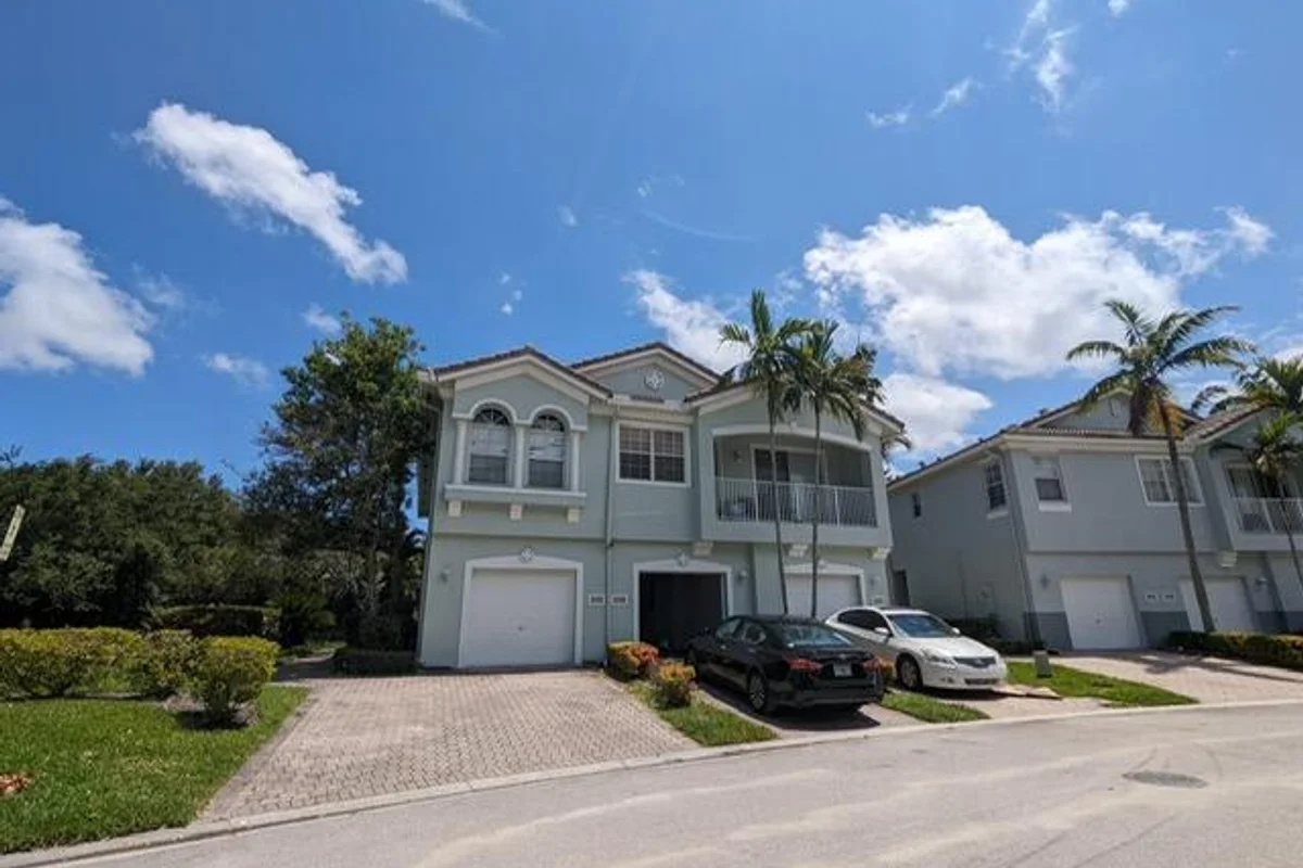 3189 Laurel Ridge Cir, Riviera Beach: photo 1 of 20
