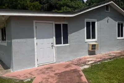 1289 NE 146th St, Miami: photo 1 of 4