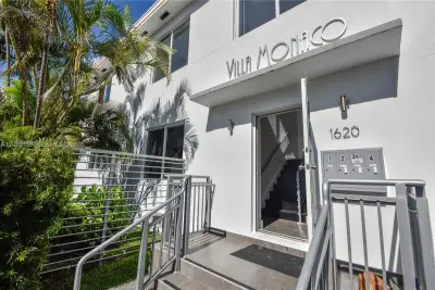 1620 Bay Rd, Miami Beach: photo 1 of 9