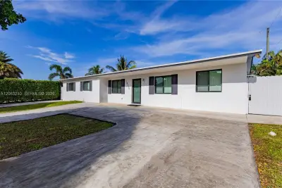 18150 NW 82nd Ave, Hialeah: photo 1 of 54