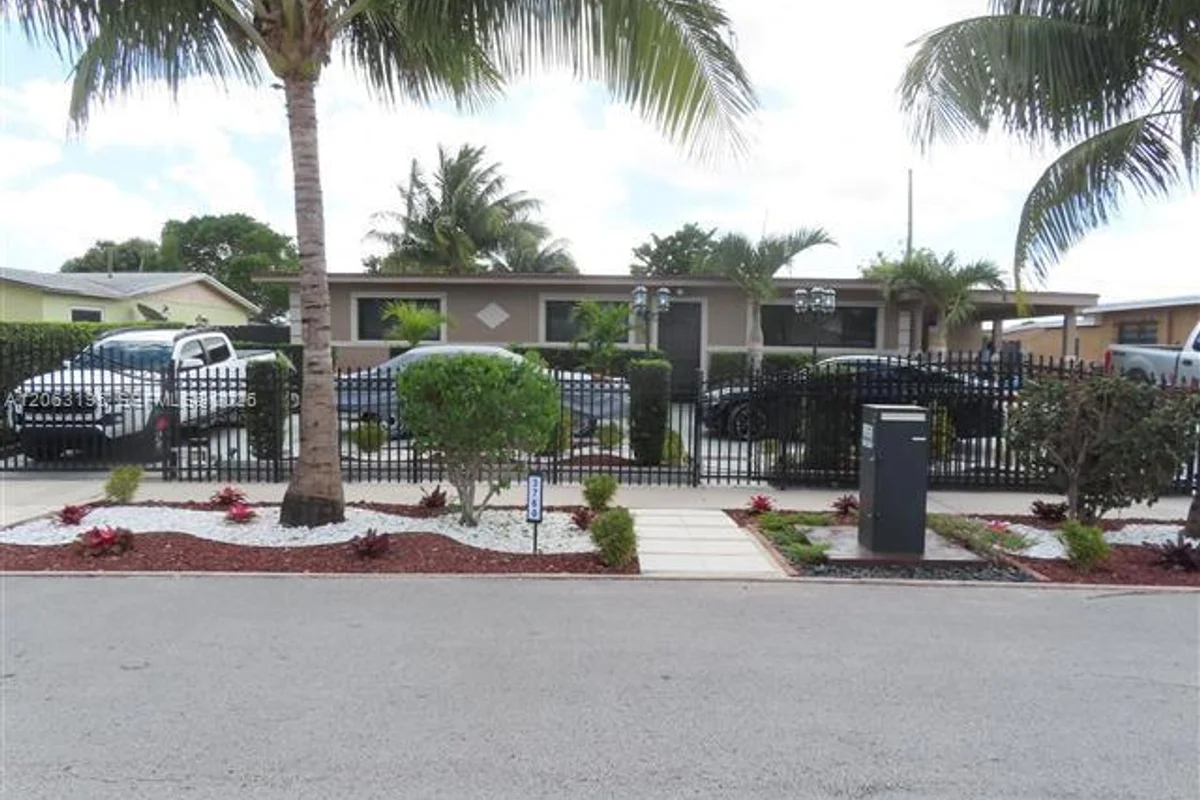 3760 NW 197th St #1, Miami Gardens: photo 1 of 17