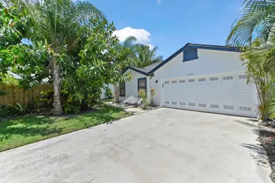 1200 NW 18th Ave, Delray Beach: photo 1 of 46
