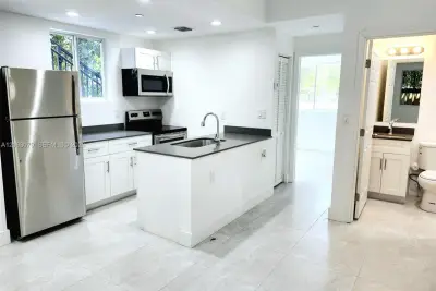 580 NW 34th St #1, Miami: photo 1 of 23
