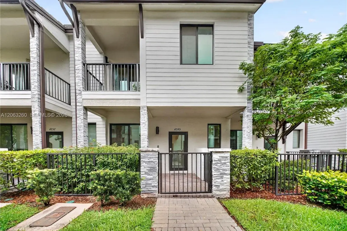 4745 NW 83rd Pkwy, Doral: photo 1 of 44