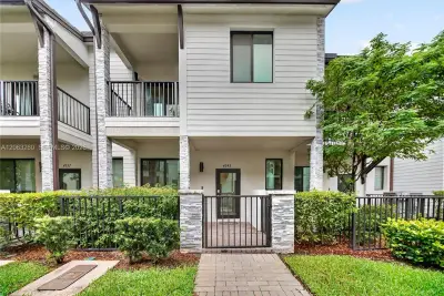 4745 NW 83rd Pkwy, Doral: photo 1 of 44