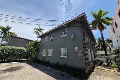 1366 SW 4th St #3, Miami: photo 1 of 14