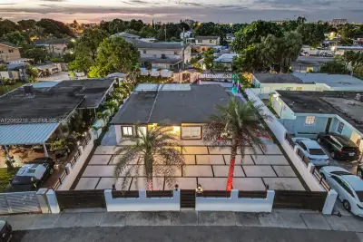 831 E 10th Pl, Hialeah: photo 1 of 99