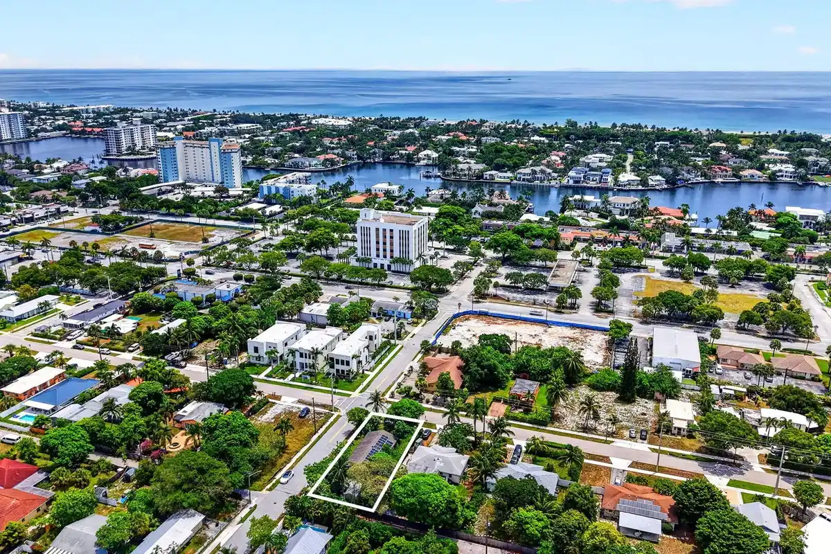 310 SE 8th St, Delray Beach: photo 1 of 37