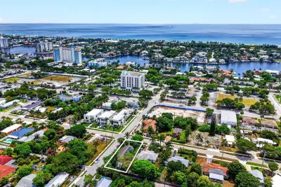 310 SE 8th St, Delray Beach: photo 1 of 37
