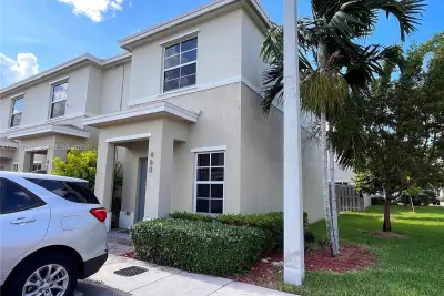 460 NE 4th Ln, Florida City: photo 1 of 14
