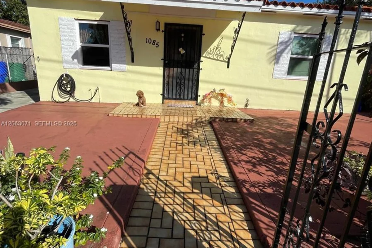 1085 NW 26th St, Miami: photo 1 of 6
