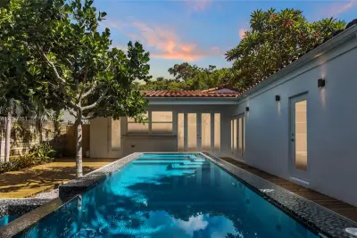 776 NE 74th St, Miami: photo 1 of 40