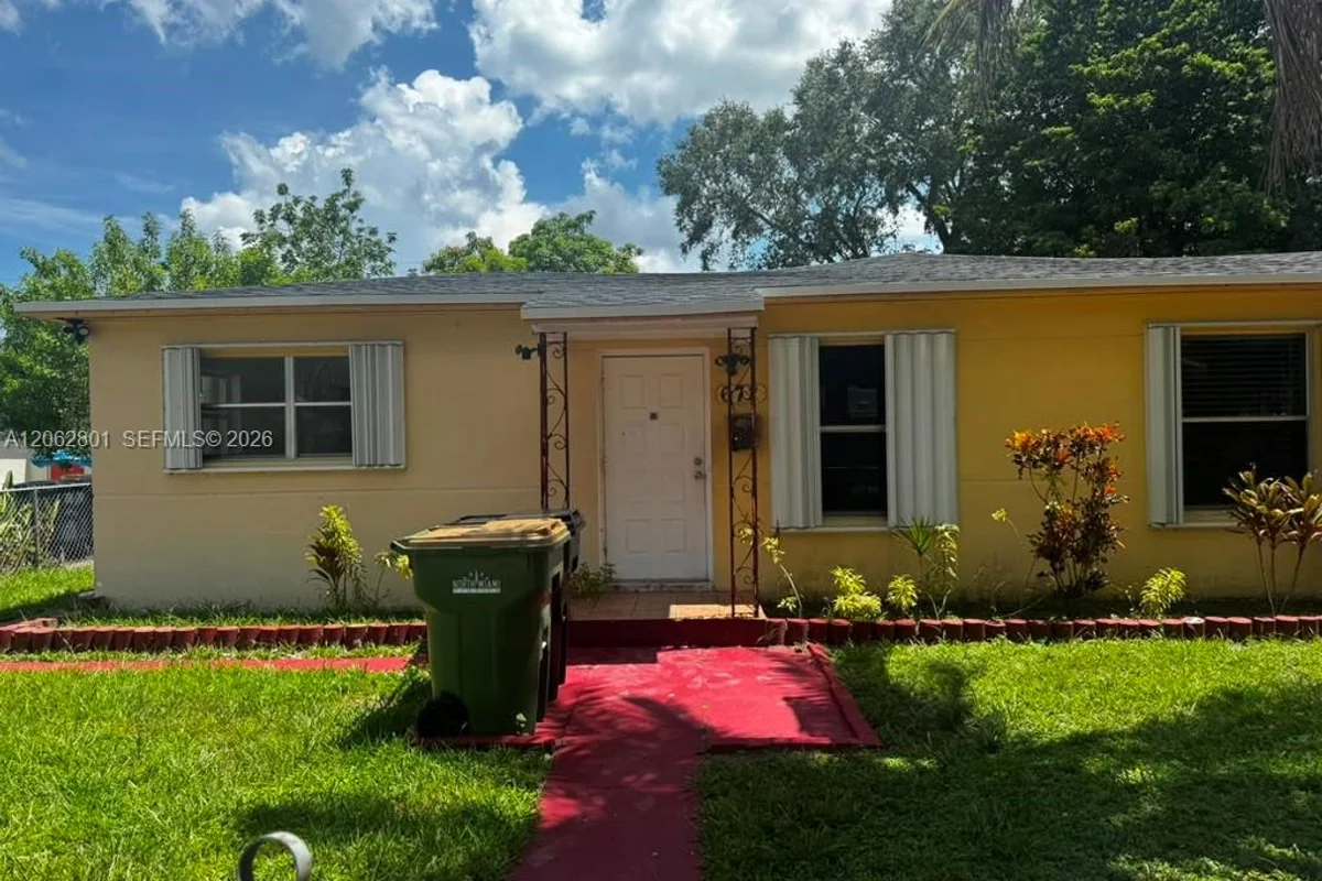 672 NE 130th St, North Miami: photo 1 of 17
