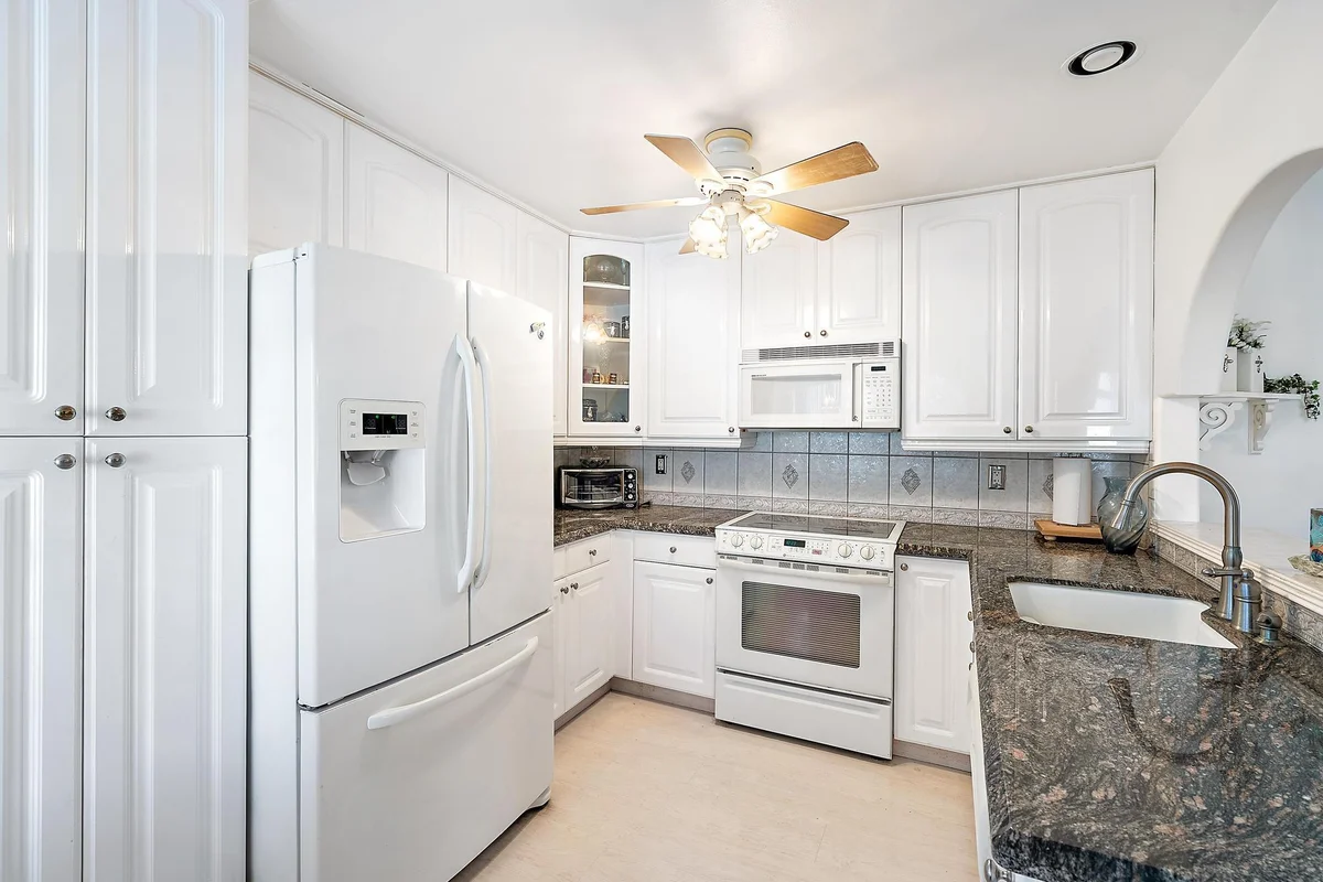 7633 Tahiti Ln #204, Lake Worth: photo 1 of 11