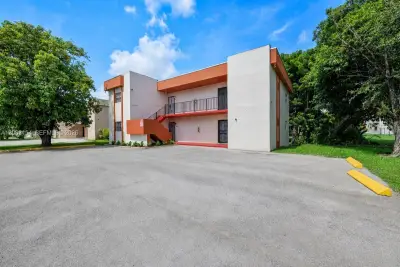 13980 NE 2nd Ct, Miami: photo 1 of 26