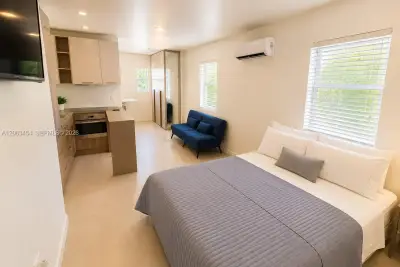 245 NE 33rd St #207, Miami: photo 1 of 10