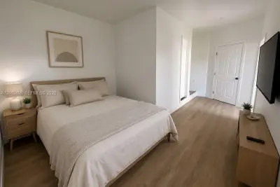 670 NE 166th St, Miami: photo 1 of 9