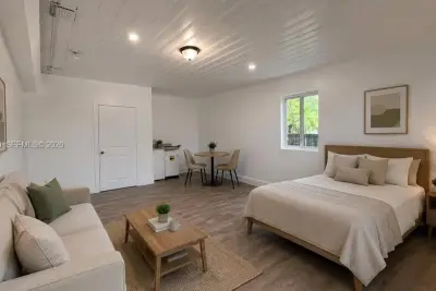 670 NE 166th St, Miami: photo 1 of 5
