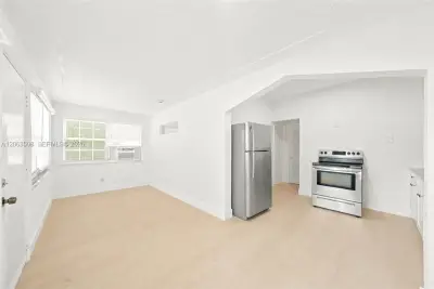 119 NE 56th St #2, Miami: photo 1 of 19