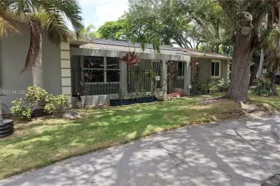 8331 SW 156th St, Palmetto Bay: photo 1 of 28