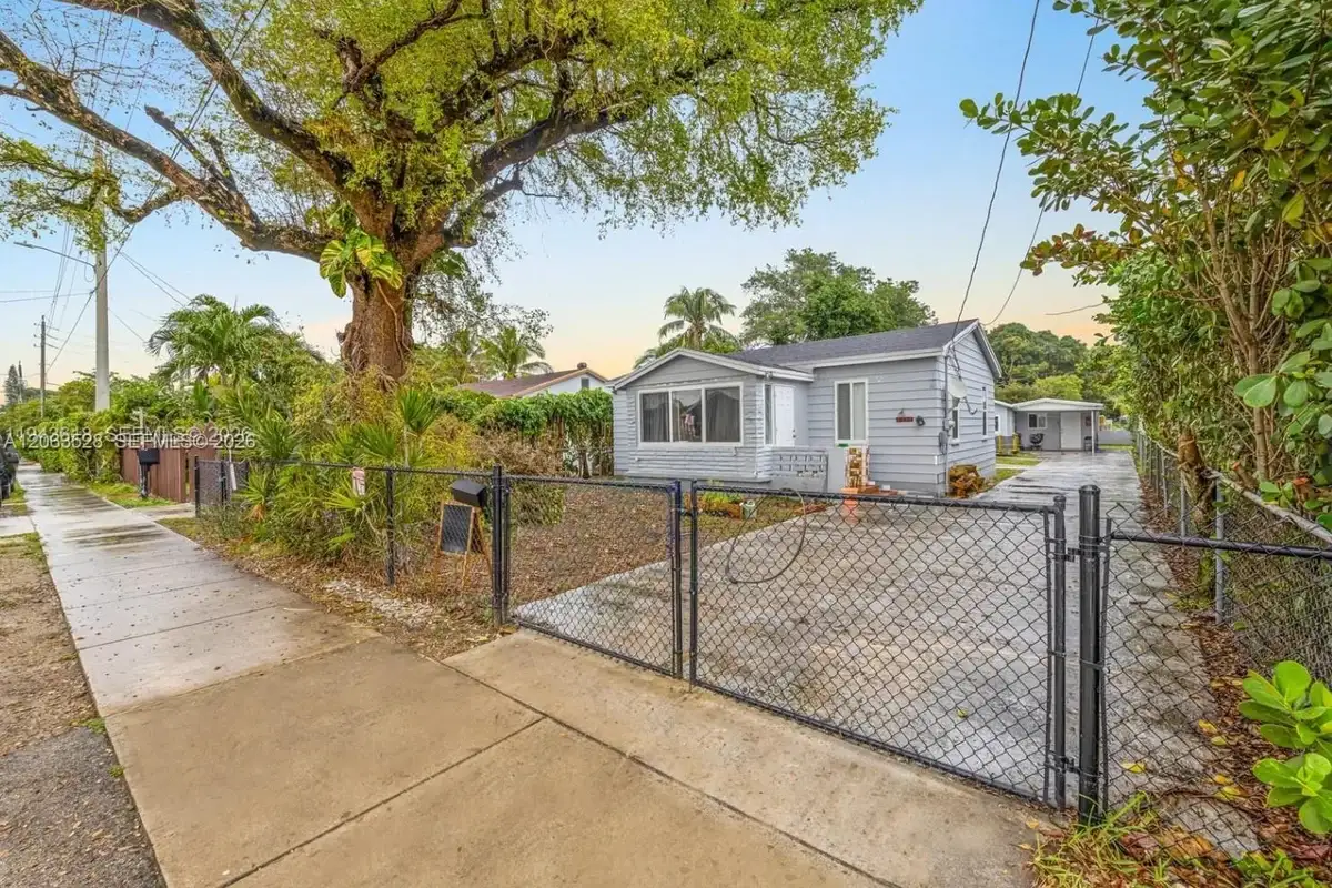 10417 NW 6th Ave, Miami: photo 1 of 8