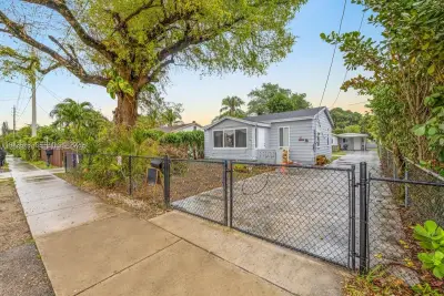 10417 NW 6th Ave, Miami: photo 1 of 8