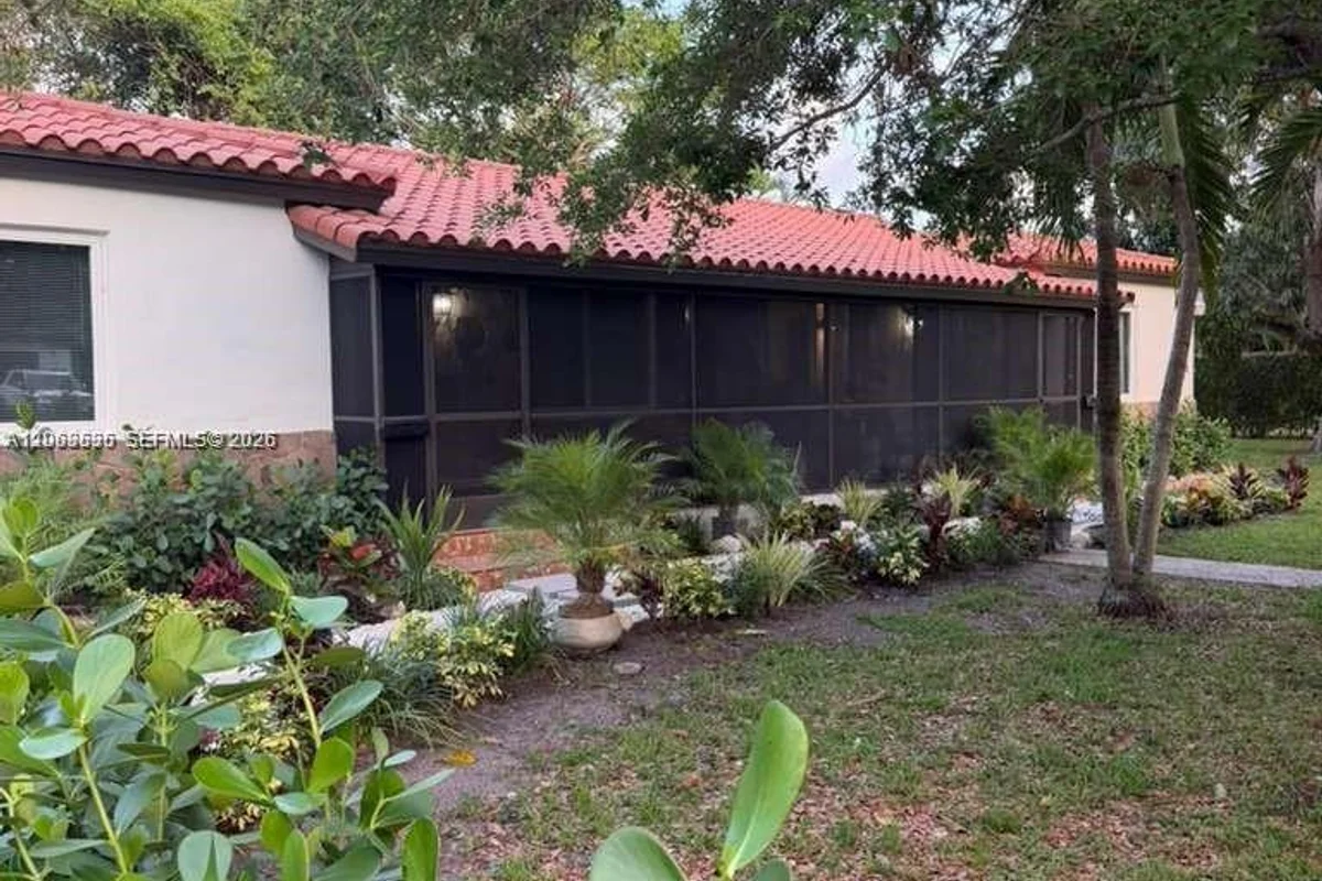 11201 NE 10th Ave #11203, Biscayne Park: photo 1 of 28
