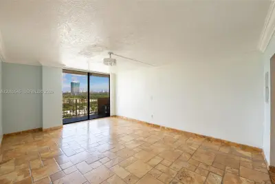 2350 NE 135th St #1503, North Miami: photo 1 of 14